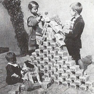 マルク紙幣で遊ぶ子供たち